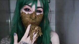 Kinky babe Betty loves SHIT