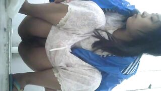 Amateur Asian girl poops