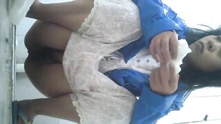 Amateur Asian girl poops