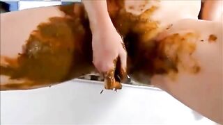 Beauty babe masturbaets and toys with didlo