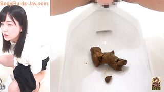 Lovely Jap teeny babe pooping