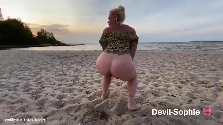 Beach Pissing Shitting - Devil Sophie piss and shit at the beach