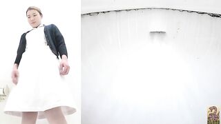 Sexy Japanese babe dropping hot shit