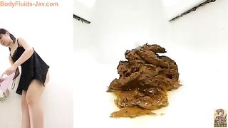 Amateur chibby ass Japanese babe dropping shit