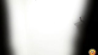 Naked and pooping Jap babe