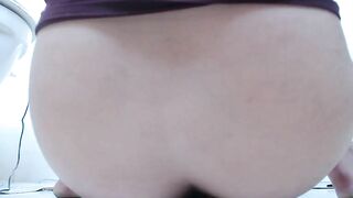 Amateur thick booty lady poops and fingers in solo