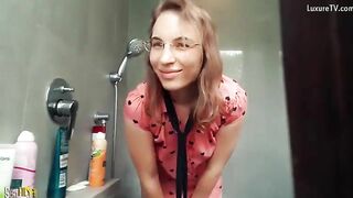 Pretty naked babe pooping in the glass