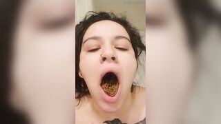 Amateur pooping into girl's mouth