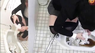 Pretty curvy ass Japanese gal poop teasing in toilet