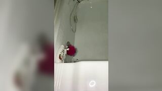 Booty dropping bricks in the tub