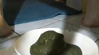 Green mushy shit on plate