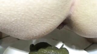 Green mushy shit on plate