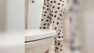 Yummy sweet ass booty gal pooping
