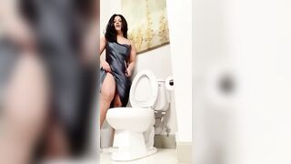 Brunette gal with seductive ass showing her poop
