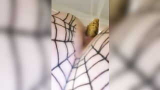 Nasty round ass lady shitting