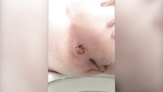 Smooth ass lady dropping shit