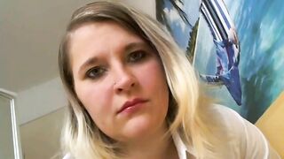 Phat booty lady dropping shit and smearing