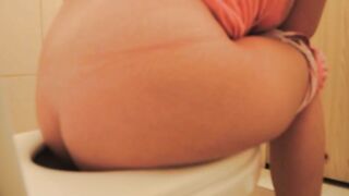 Yummy ass lady leaking hot shit