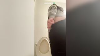 Mega round booty lady shitting