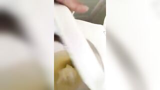 Amateur big booty lady dropping shit