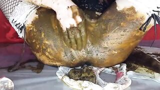 Dirty babe rubbing shit on her pussy