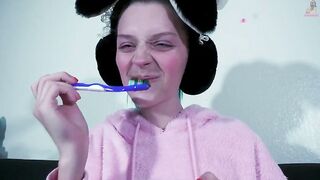 Young Babe Brushes Her Teeth With feces