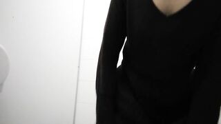 Lovely round girl dropping shit