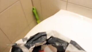 Milf ass fingering and pushing her long shit