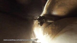 Black leggings and smearing shit on pussy