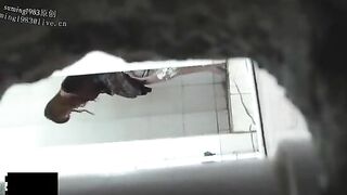Chinese office lady shamelessly poops