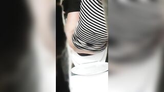 Caught sexy girl shitting