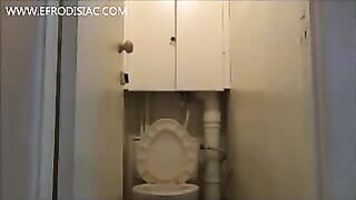 Babe shits in the toilet