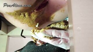 Kinky girl eats her shit