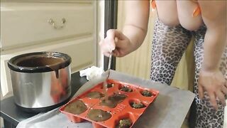 Blonde mommy with huge boobs making shit muffins