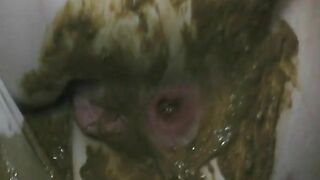 Sexy round ass babe shitting in her pantyhose