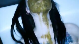 Patrecia play with shit