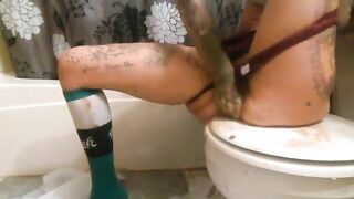 Tattooed chick ass fingering and shitting