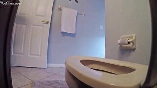 Lovely amateur lady shitting nicely