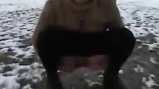 Wild siberian pooper in the snow