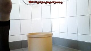Curvy ass lady shitting in the bucket