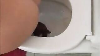 Hot round ass girl shitting nicely