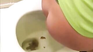 Girl takes a big shit in the toilet and scoops it up