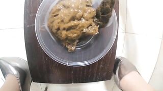 Hot Chinese Scat Lady Fills Bowl