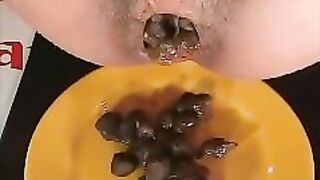 Watch Kayla pushing yummy load