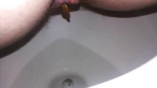 Amazing round booty lady dropping dark load