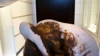 Girl with pretty eyes dildo bangs solo