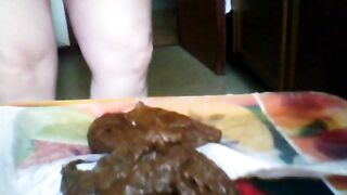 Amateur mature lady with hairy asshole dropping shit