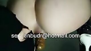 Thick round ass lady dropping shit