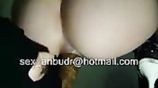 Thick round ass lady dropping shit