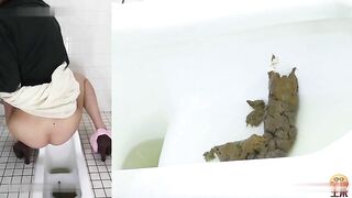 Beautiful ass Japanese lady shitting